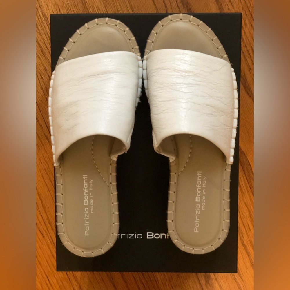Patricia Bonfanti white slides. Size 38